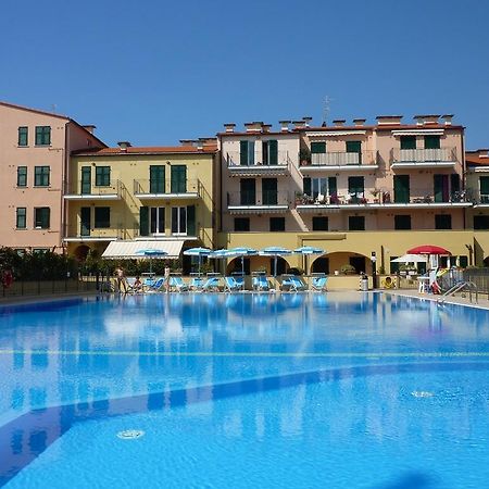 Appartamento Vista Mare Con Piscina Cala Di Sole Imperia Dış mekan fotoğraf